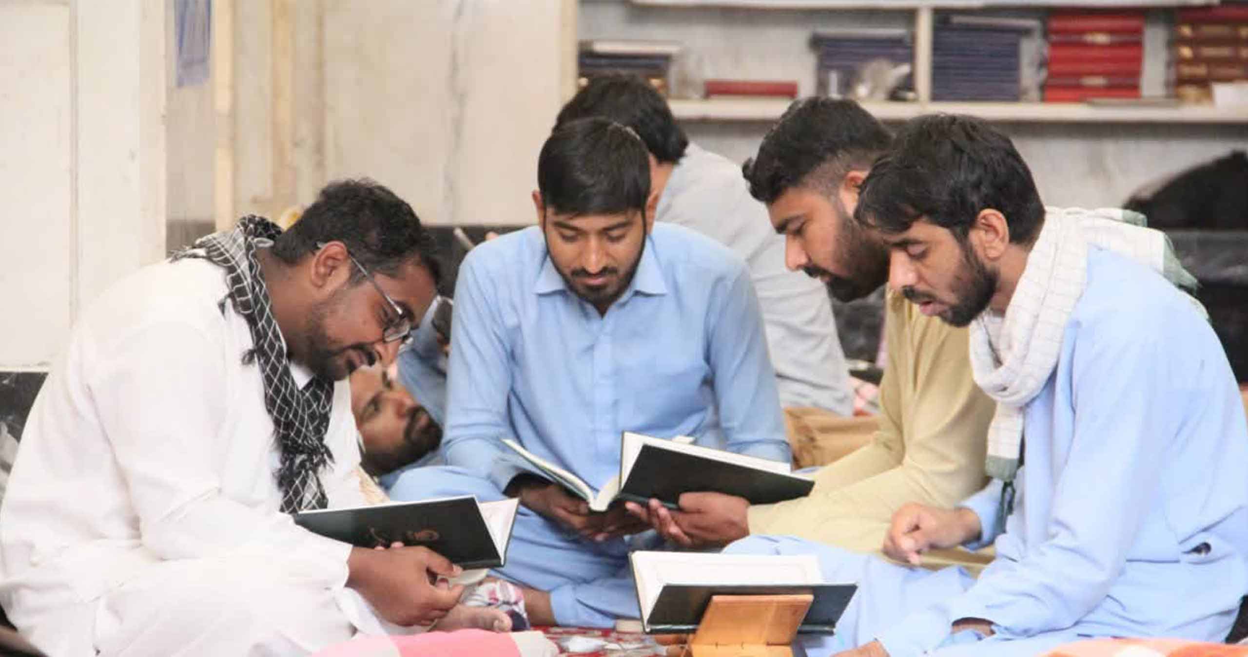حضور طلاب جامعةالمصطفی(ص) در اعتکاف رمضانیه حرم مطهر رضوی